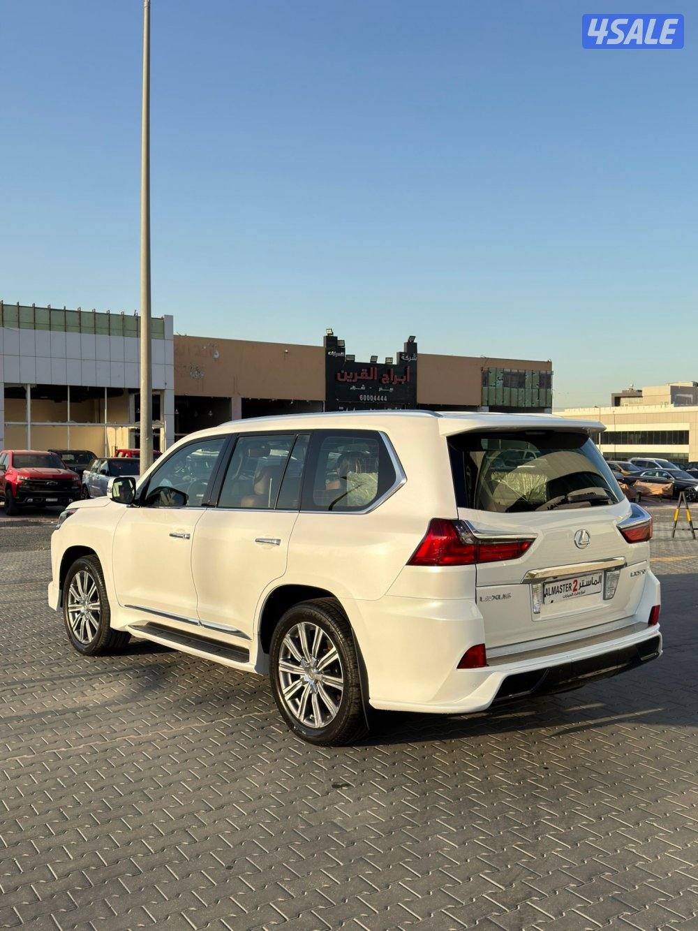 للبيع لكزس LX570  موديل 2017 عداد 183 الف4