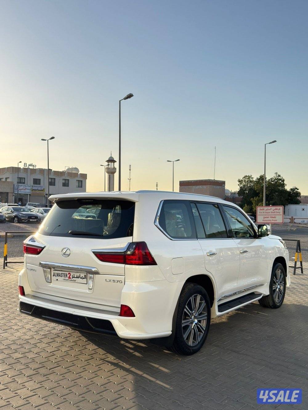 للبيع لكزس LX570  موديل 2017 عداد 183 الف5