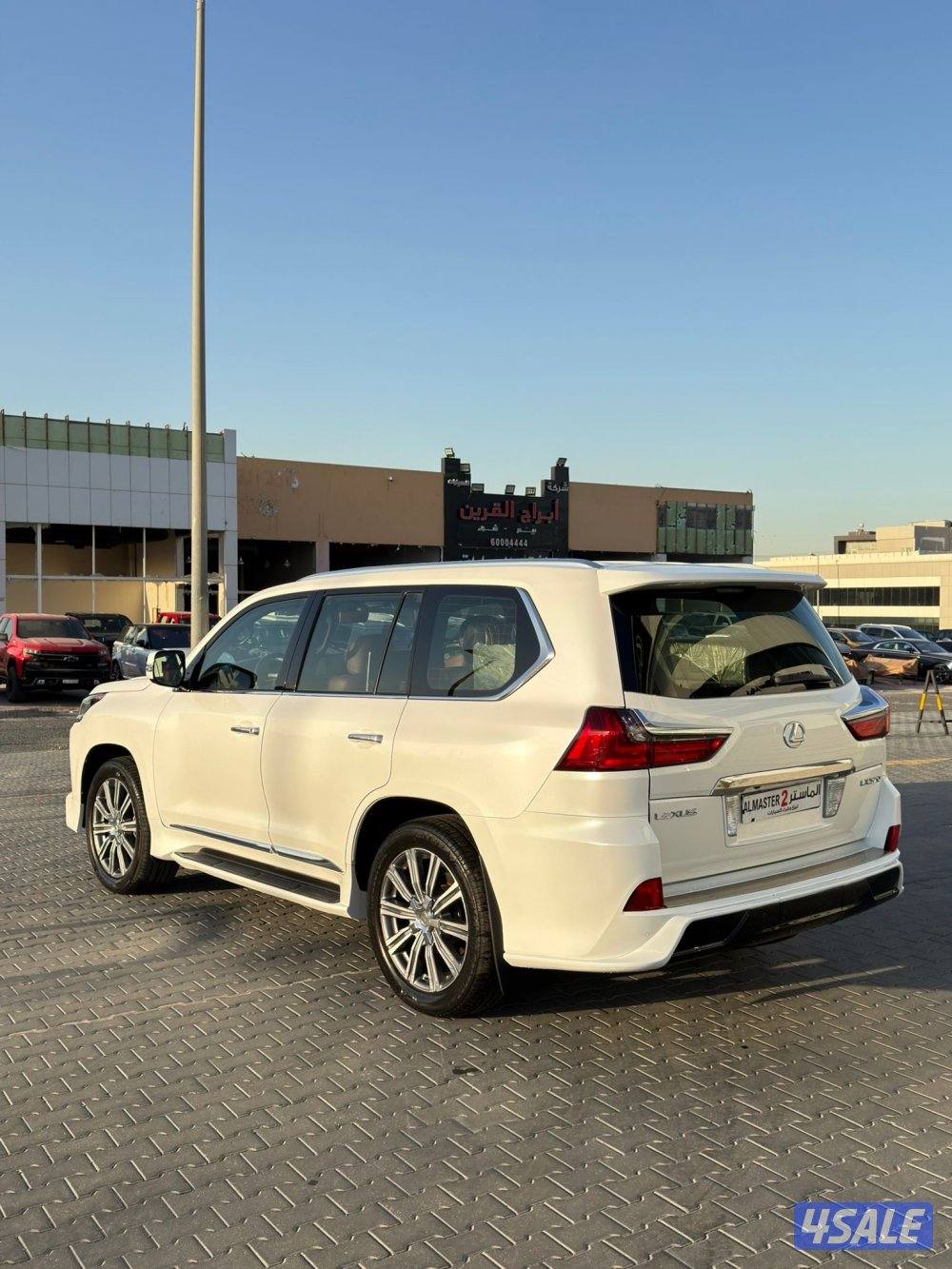 للبيع لكزس LX570  موديل 2017 عداد 183 الف6