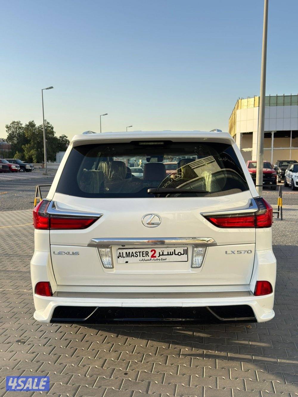 للبيع لكزس LX570  موديل 2017 عداد 183 الف7