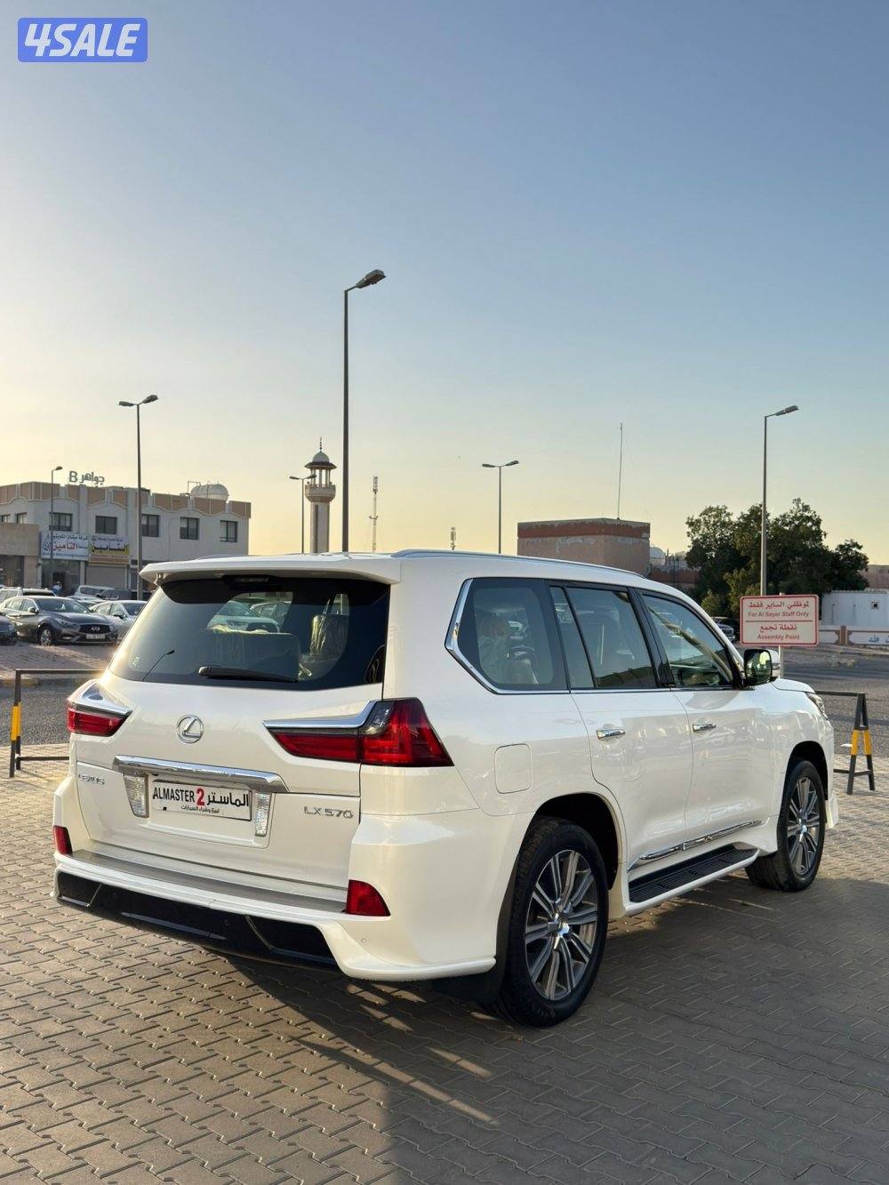 للبيع لكزس LX570  موديل 2017 عداد 183 الف8