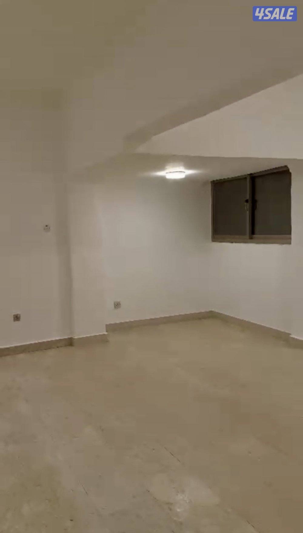 شقة دوبلكس مجددة مميزة  قريبه من الخدمات في قطعه 9 - صباح السالم2