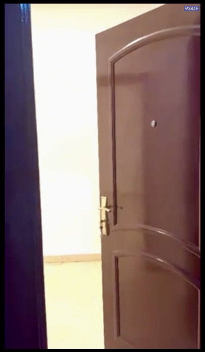 شقة دوبلكس مجددة مميزة  قريبه من الخدمات في قطعه 9 - صباح السالم3