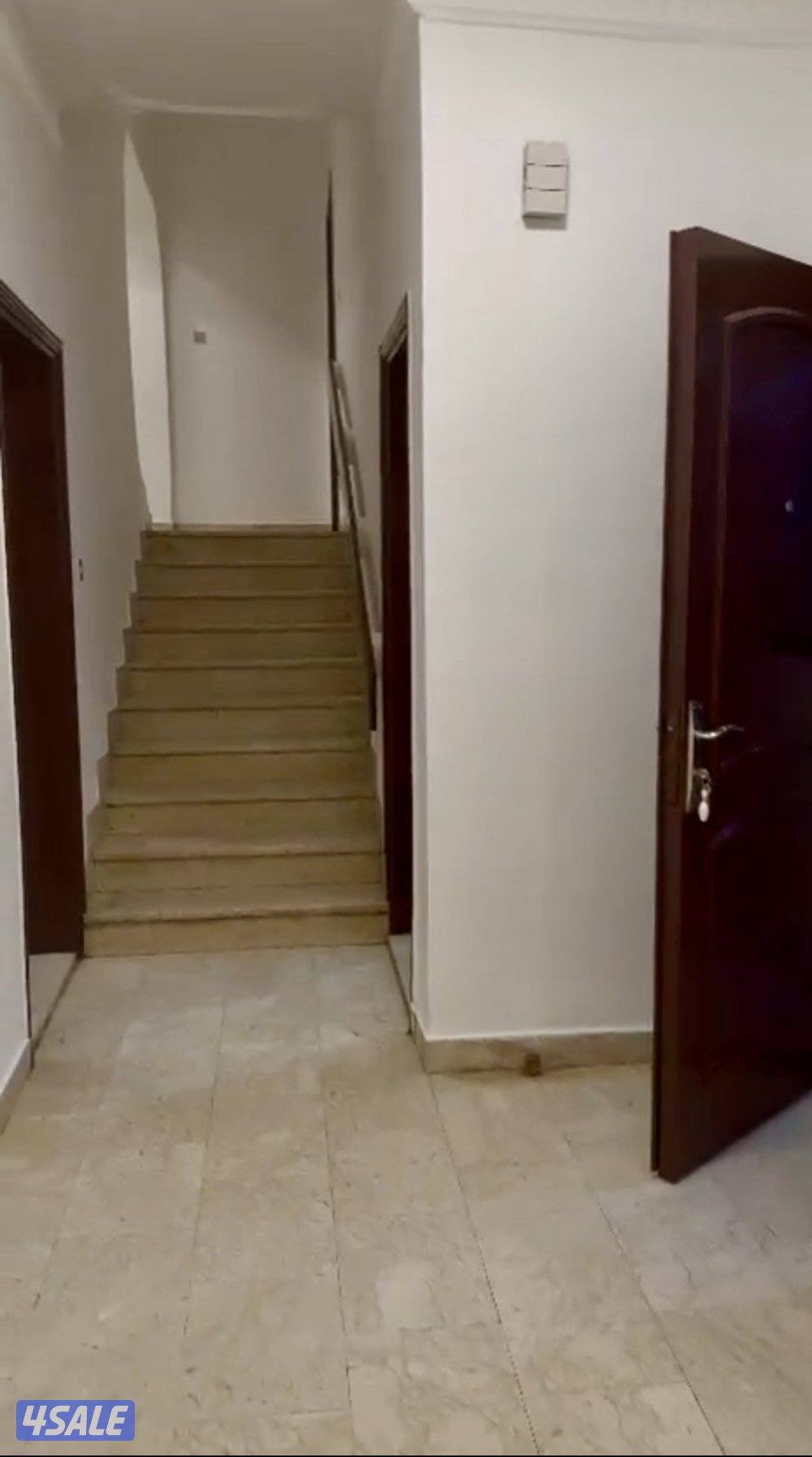 شقة دوبلكس مجددة مميزة  قريبه من الخدمات في قطعه 9 - صباح السالم5