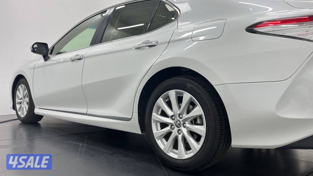 TOYOTA CAMRY GLE 4 CYL MID OPTION9