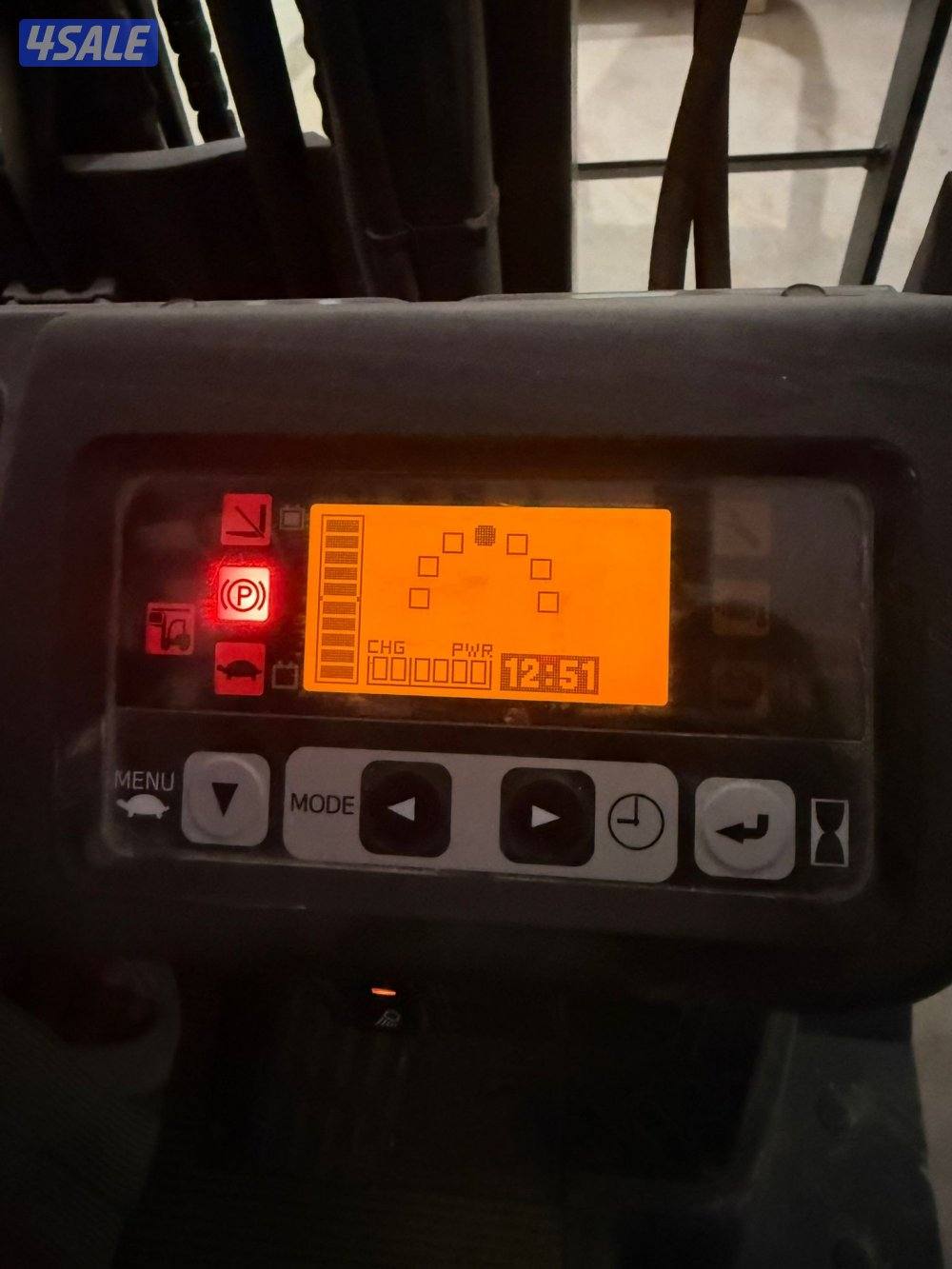 للبيع رافعه شوكية شبه جديده موديل 2020 ماشيه 190 ساعه فقط4