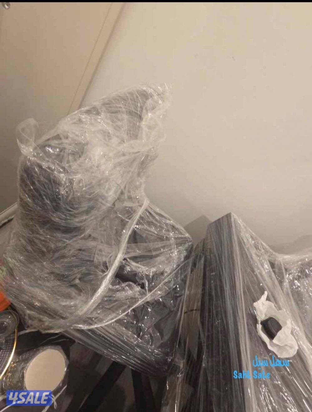 للبيع هوم سيرفس طاولة مكياج كامله مع كرسيها نظيفة استعمال خفيف0