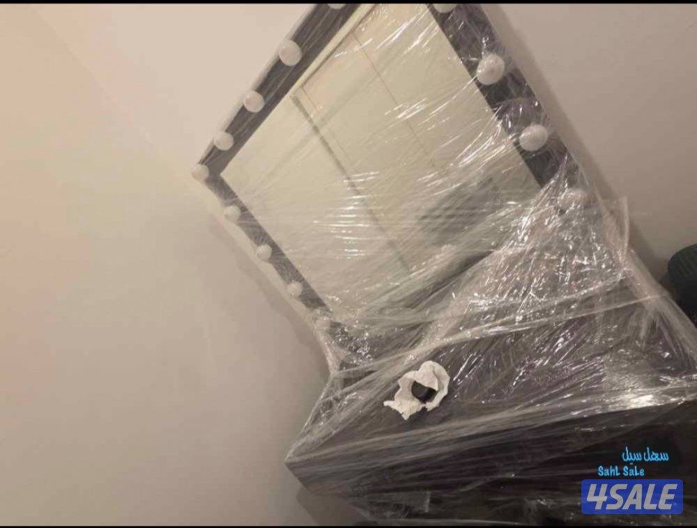 للبيع هوم سيرفس طاولة مكياج كامله مع كرسيها نظيفة استعمال خفيف1