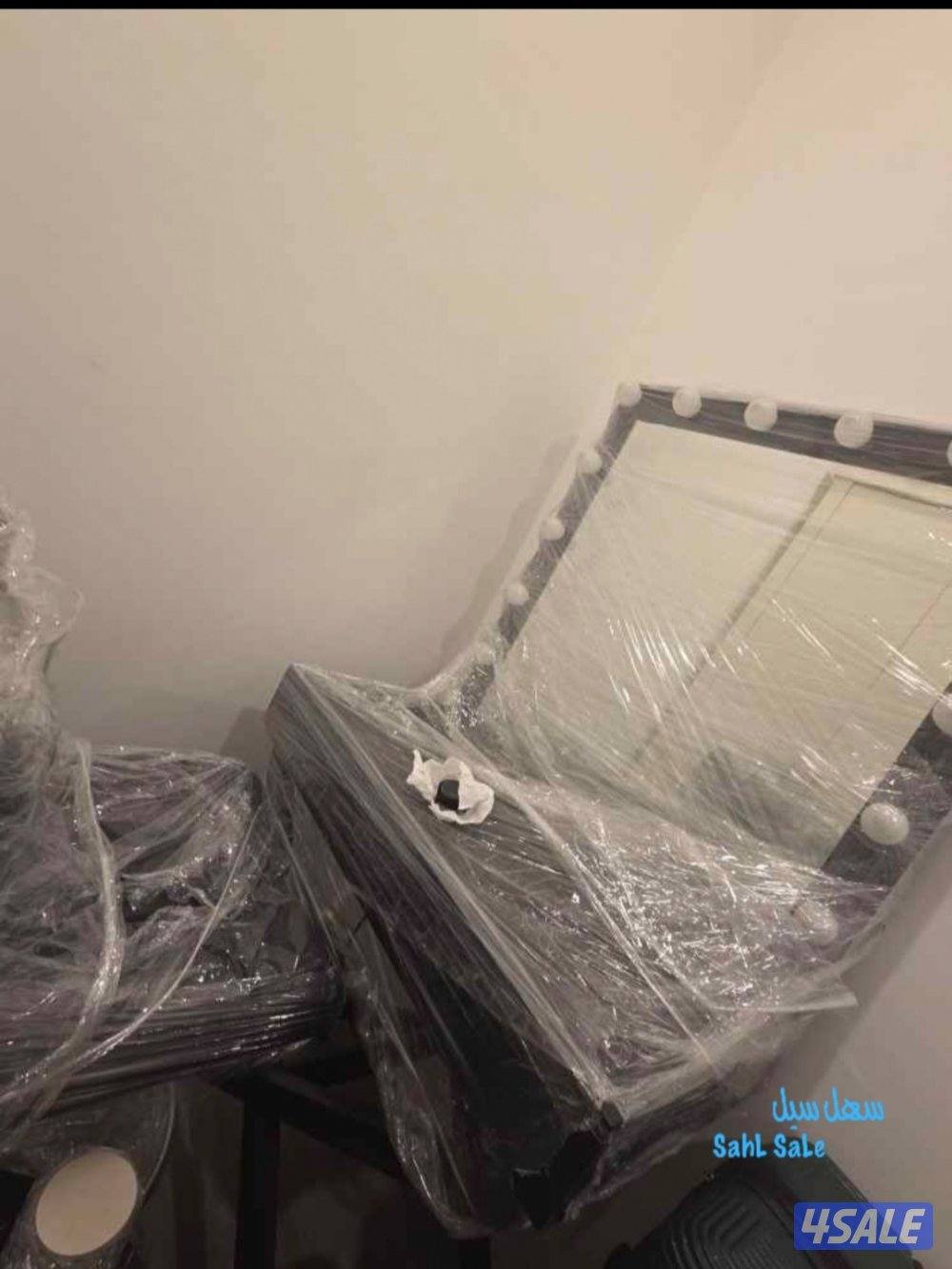 للبيع هوم سيرفس طاولة مكياج كامله مع كرسيها نظيفة استعمال خفيف2