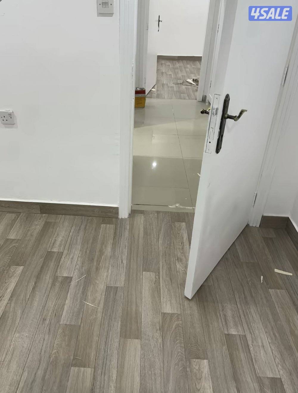 يوجد لدينا جميع انواع السجاد والباركيه رول3