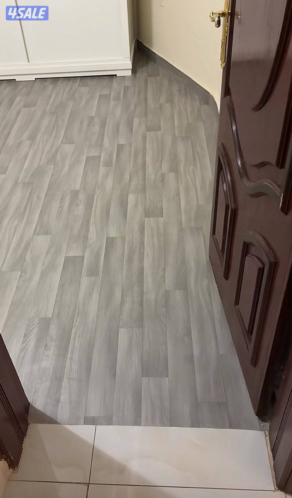 يوجد لدينا جميع انواع السجاد والباركيه رول8