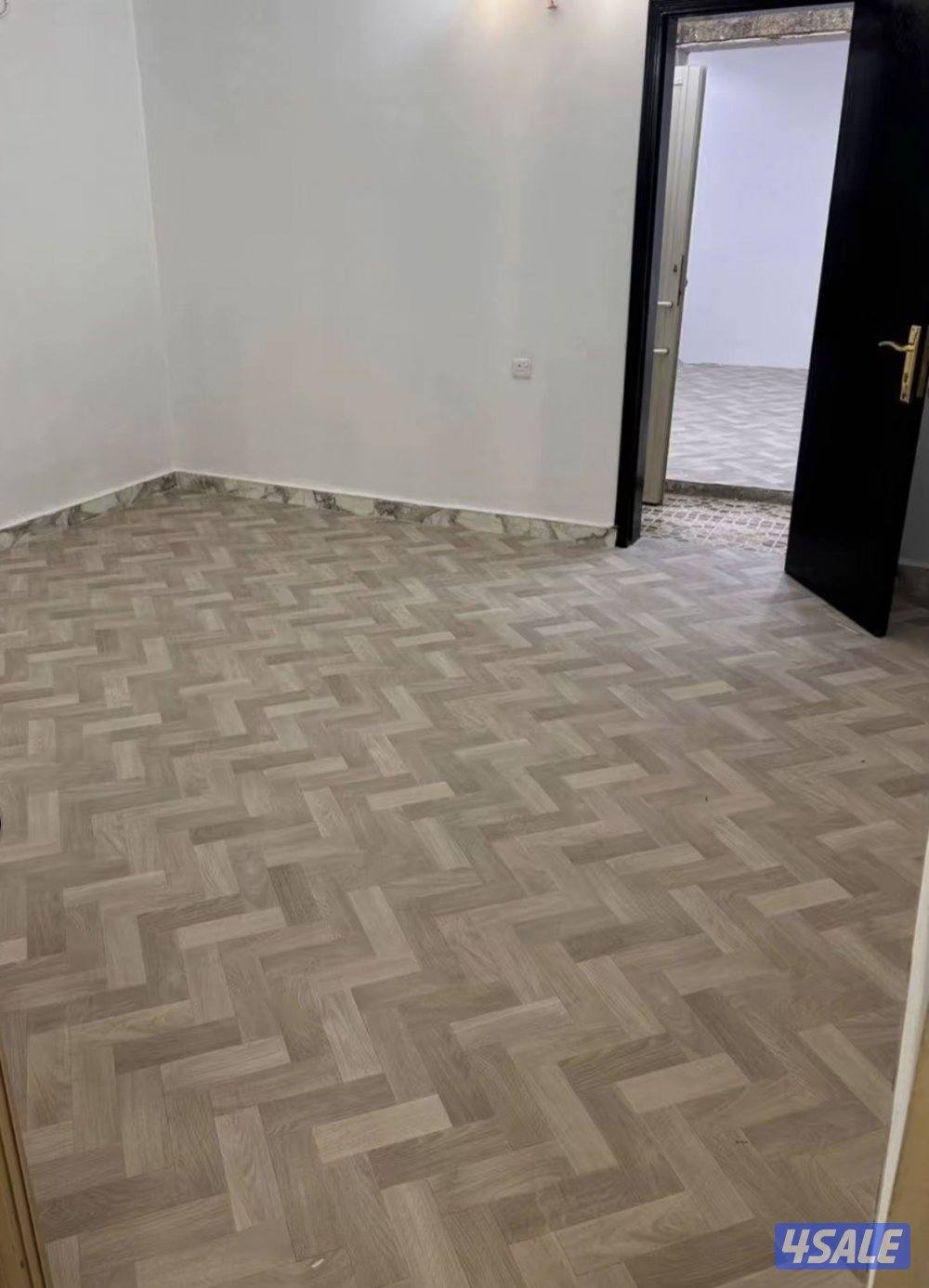 يوجد لدينا جميع انواع السجاد والباركيه رول10