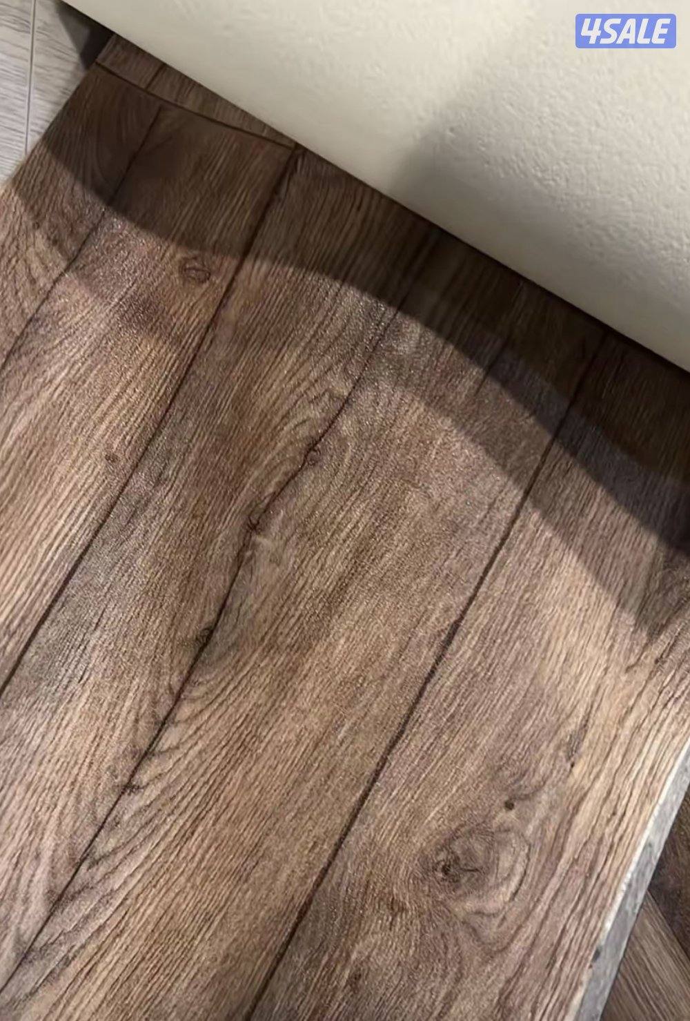 يوجد لدينا جميع انواع السجاد والباركيه رول7