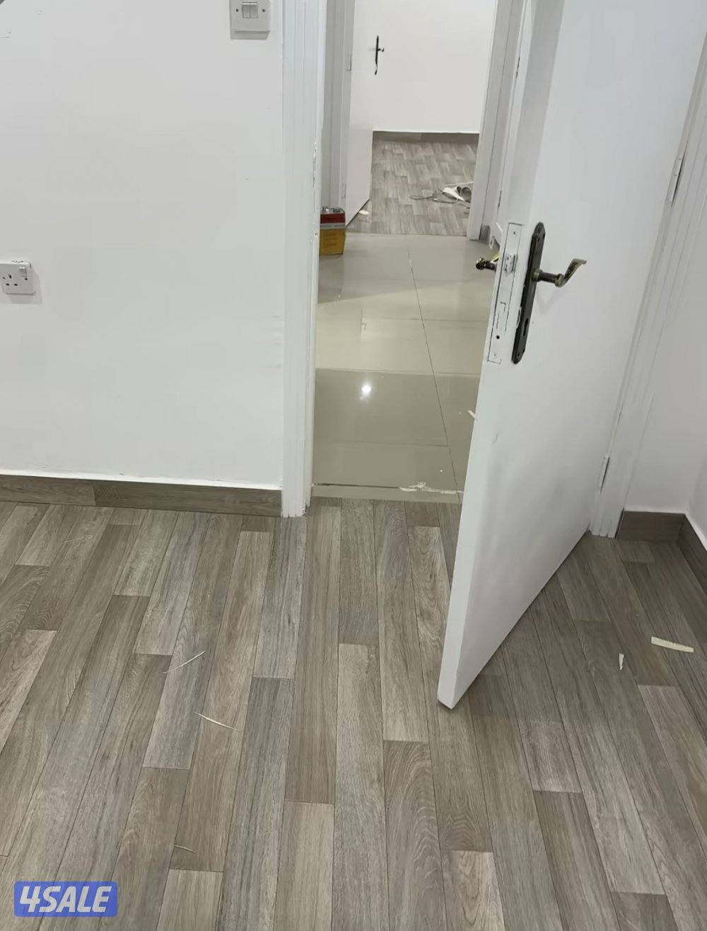 يوجد لدينا جميع انواع السجاد والباركيه رول10