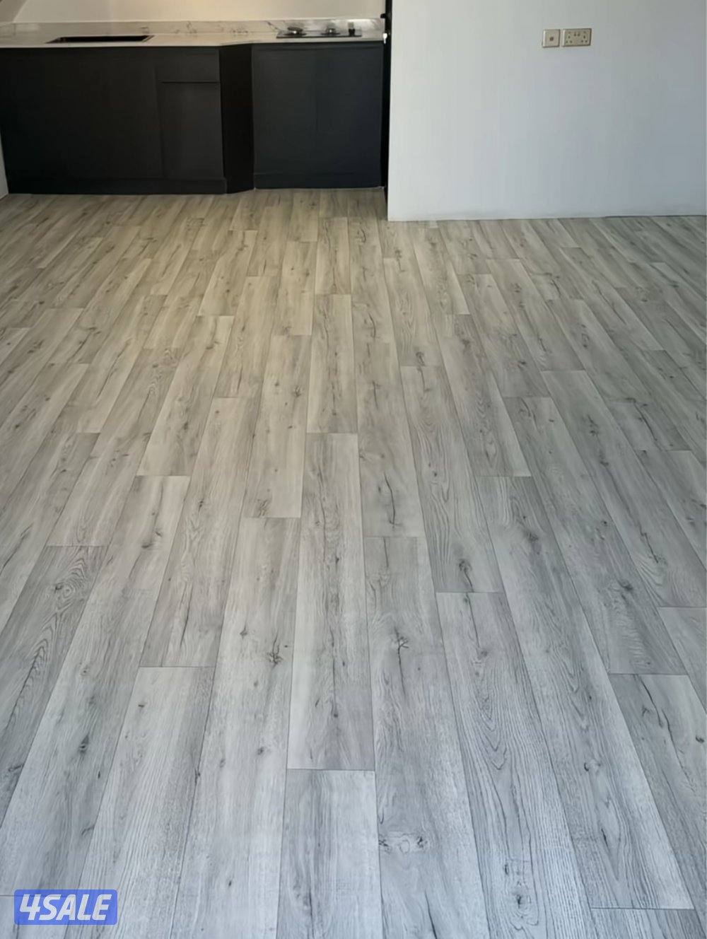 يوجد لدينا جميع انواع السجاد والباركيه رول12