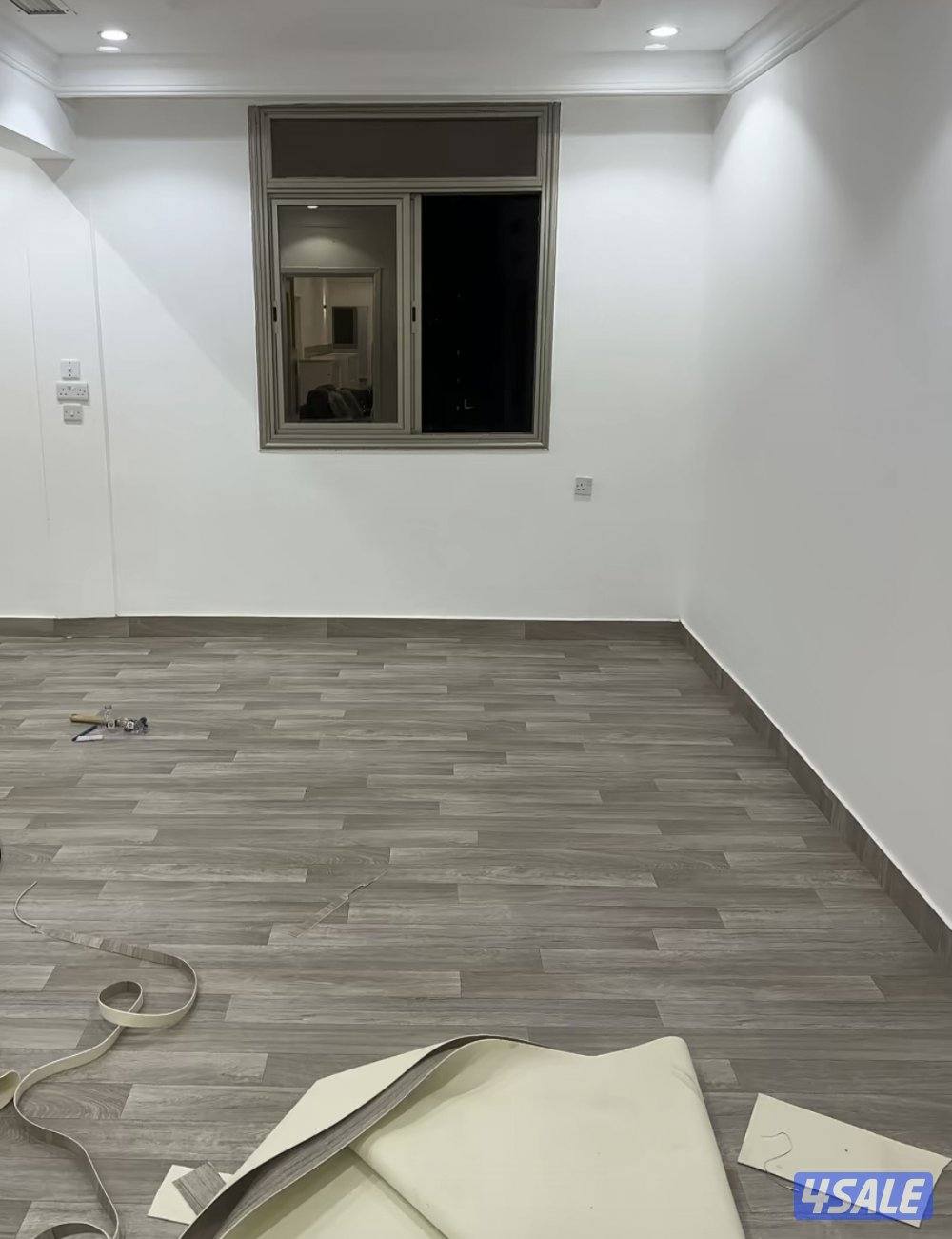 يوجد لدينا جميع انواع السجاد والباركيه رول13