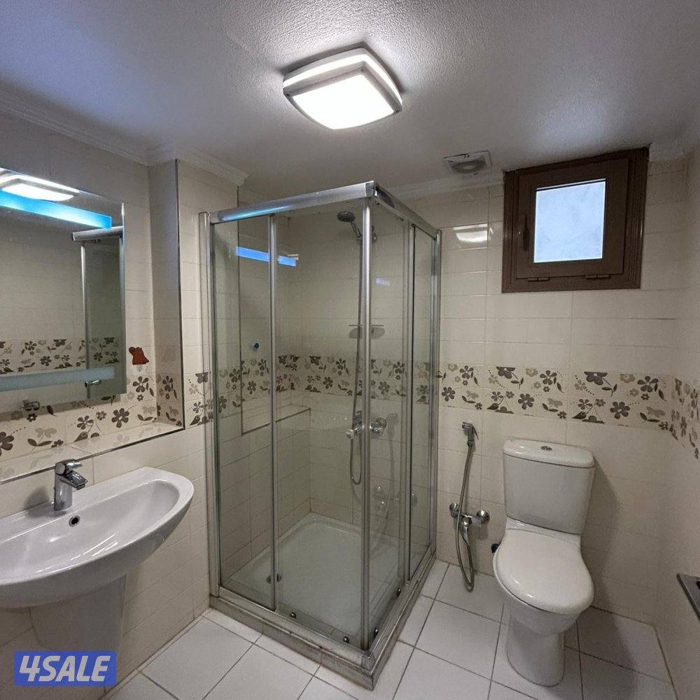 تريبلكس 3 أدوار للإيجار في السلام11