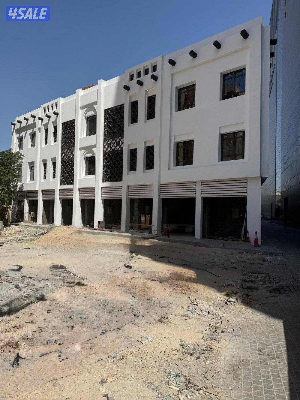 محل للإيجار في مجمع جديد بالمباركية مباشرة من المالك بدون خلو0