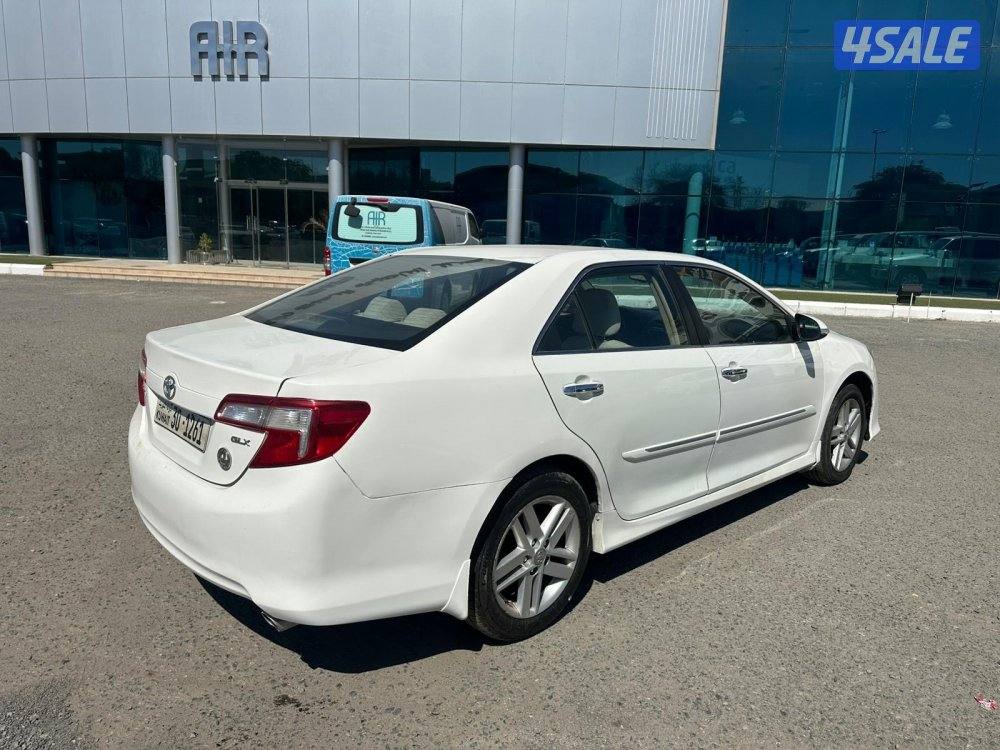 للبيع تايوتا كامري طراز 2013 فتحة3