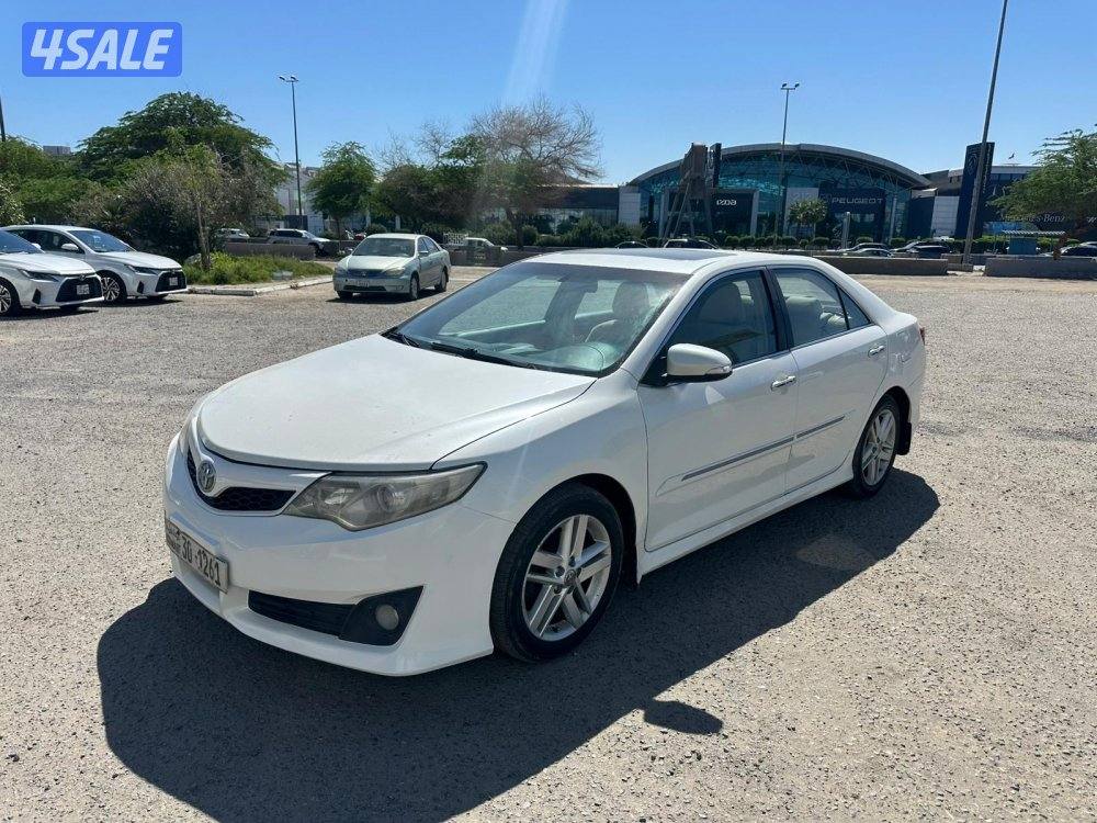 للبيع تايوتا كامري طراز 2013 فتحة4