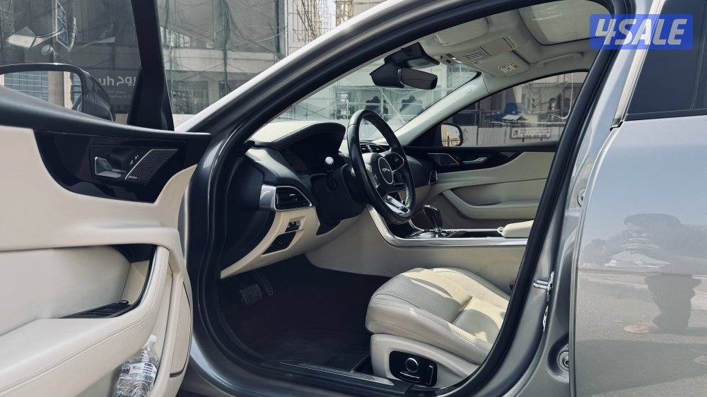 سيارة جاكوار XE موديل 2020 بحالة ممتازة ونظيفة جداً10