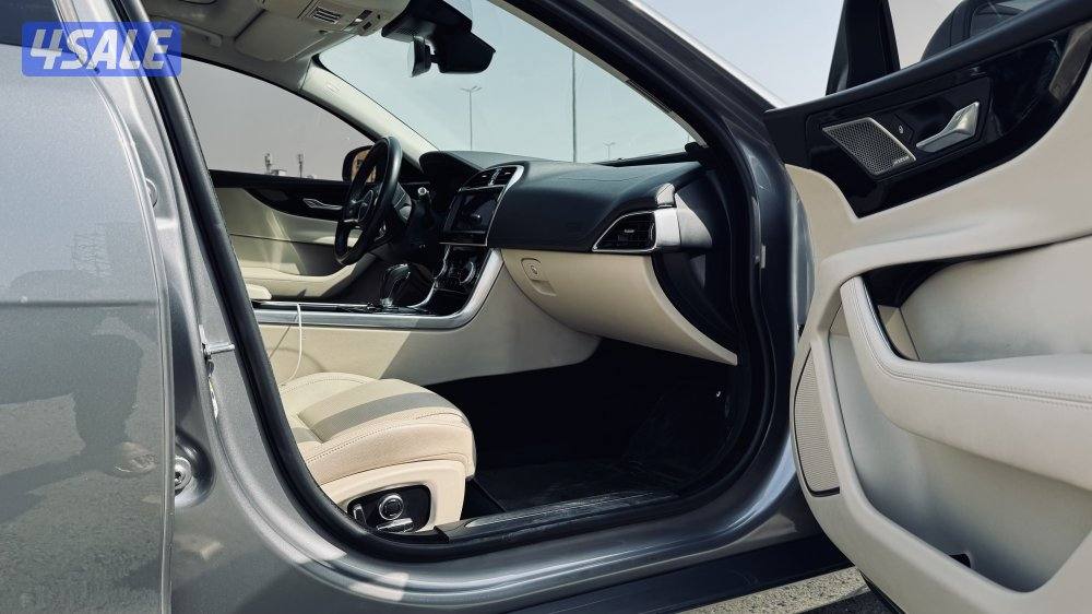 سيارة جاكوار XE موديل 2020 بحالة ممتازة ونظيفة جداً11