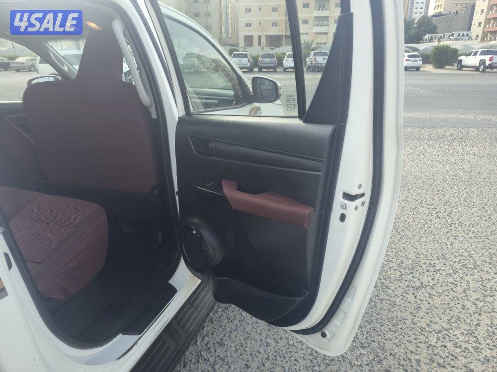 Toyota Hilux pick-up 2018 4x4 manual ( 73000 km )9