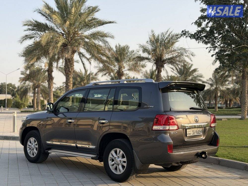 لاند كروزر GX.R عداد قليل 97 الف كم مخزن بحالة المصنع شرط الفحص1