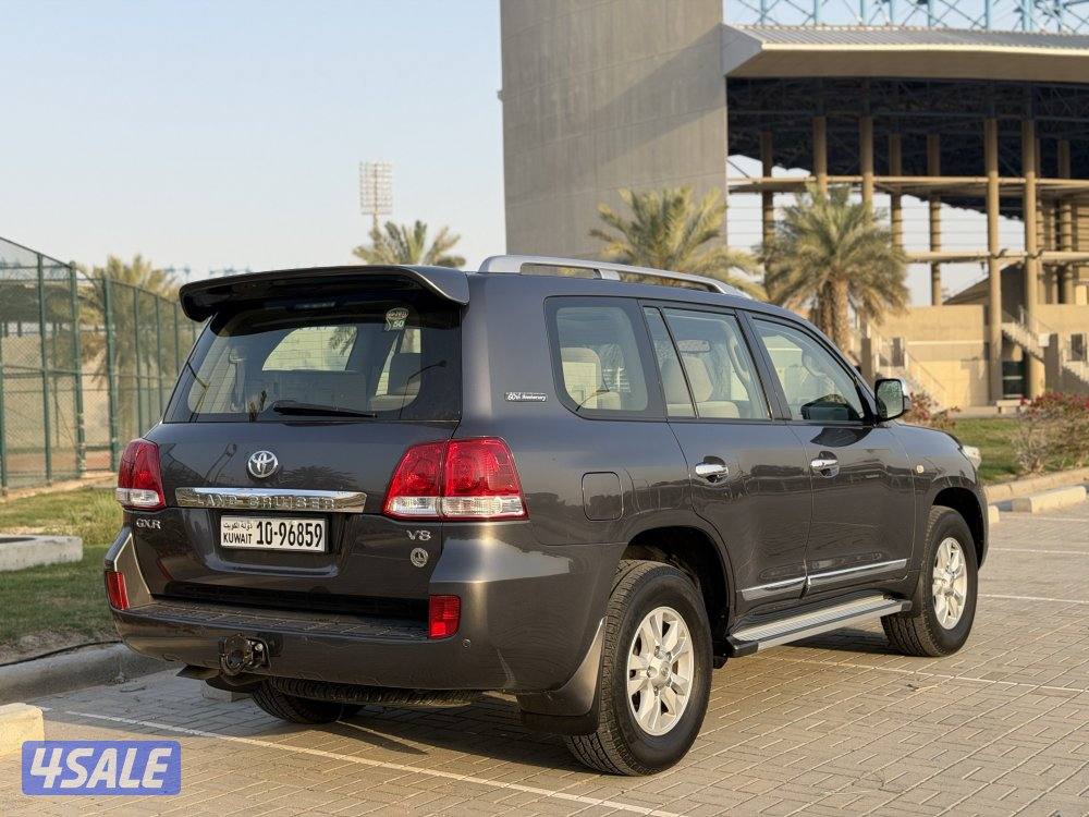لاند كروزر GX.R عداد قليل 97 الف كم مخزن بحالة المصنع شرط الفحص4