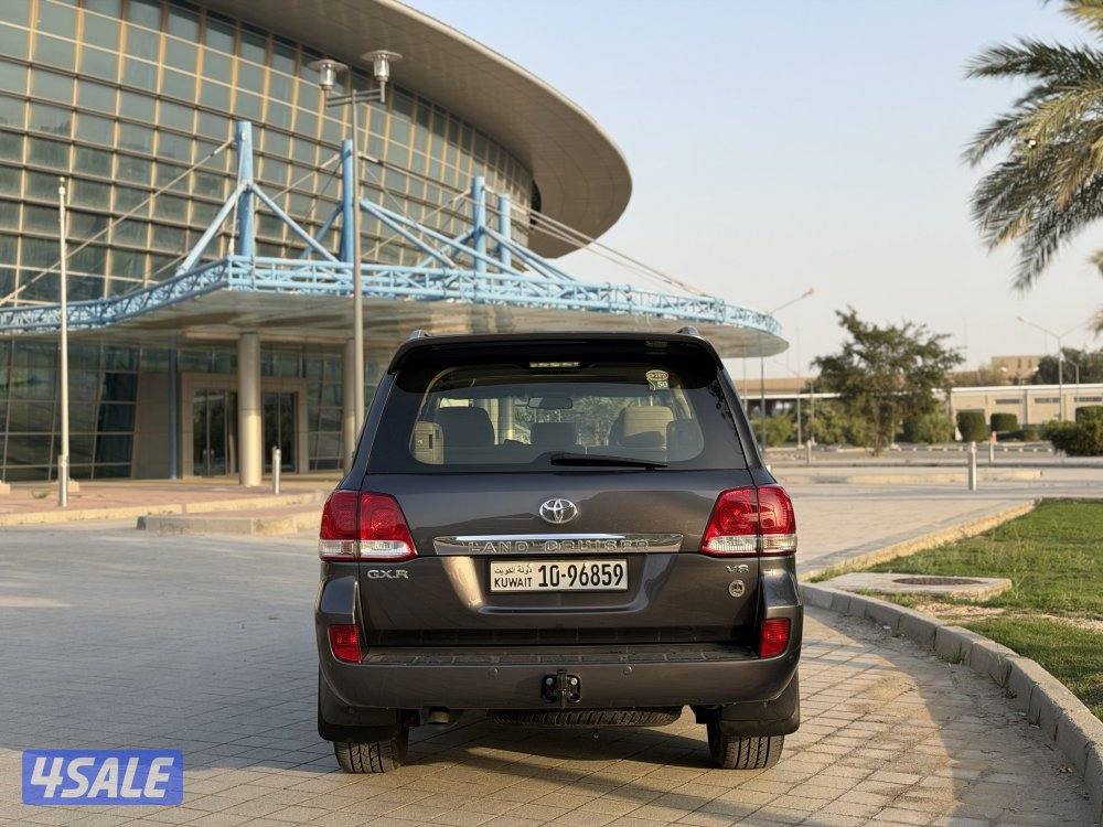 لاند كروزر GX.R عداد قليل 97 الف كم مخزن بحالة المصنع شرط الفحص5