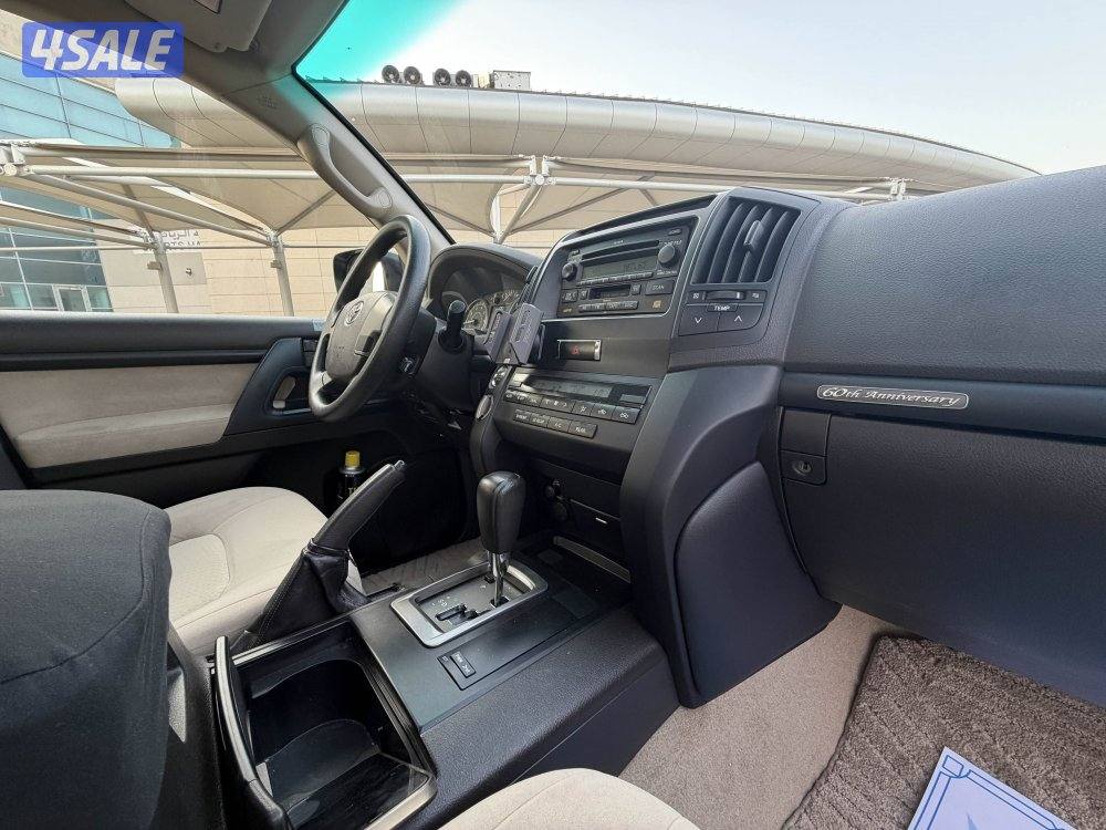 لاند كروزر GX.R عداد قليل 97 الف كم مخزن بحالة المصنع شرط الفحص15