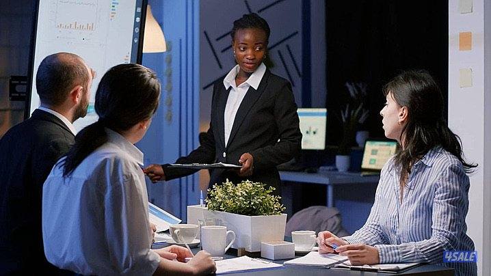 مطلوب محاسب و موظفات استقبال دوام كامل  واتس اب فقط1