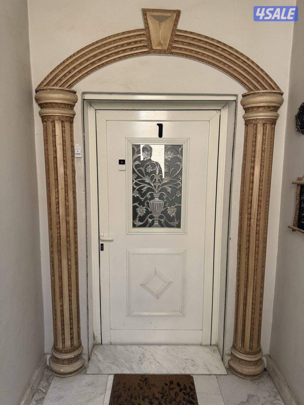 دور اول تشطيب ممتاز اصنصيل ٥ غرف ٥ حمامات مطبخ مجهز سطح خدمات خارجي0