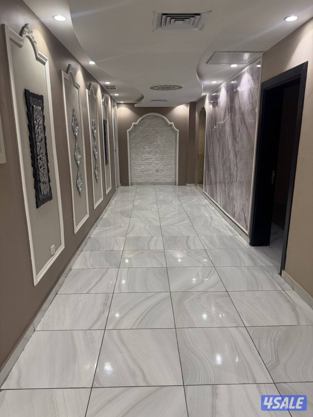 دور اول تشطيب ممتاز اصنصيل ٥ غرف ٥ حمامات مطبخ مجهز سطح خدمات خارجي9