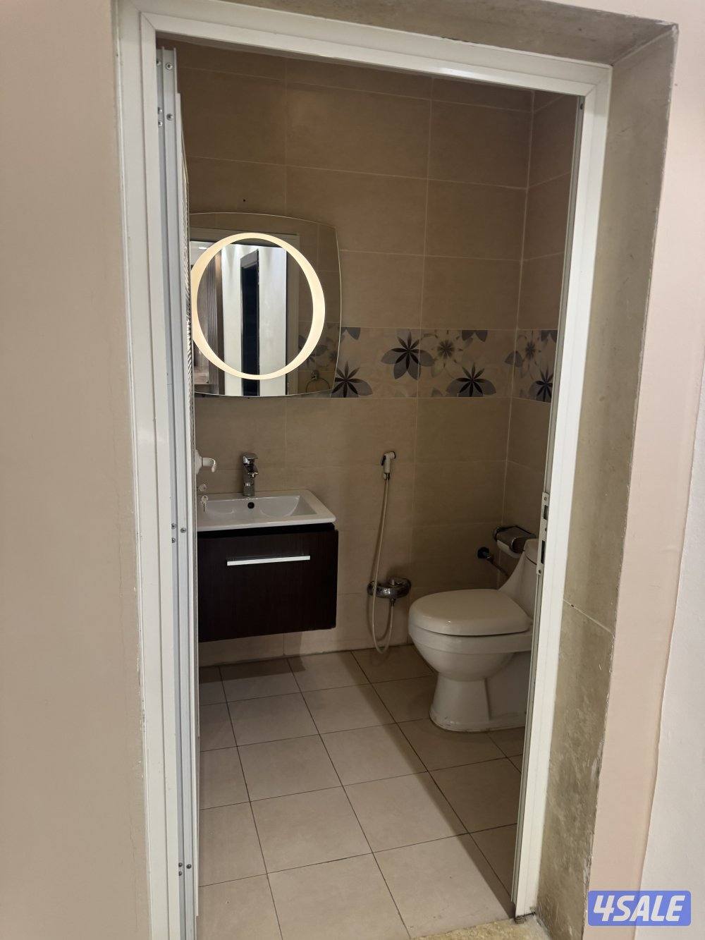 دور اول تشطيب ممتاز اصنصيل ٥ غرف ٥ حمامات مطبخ مجهز سطح خدمات خارجي10