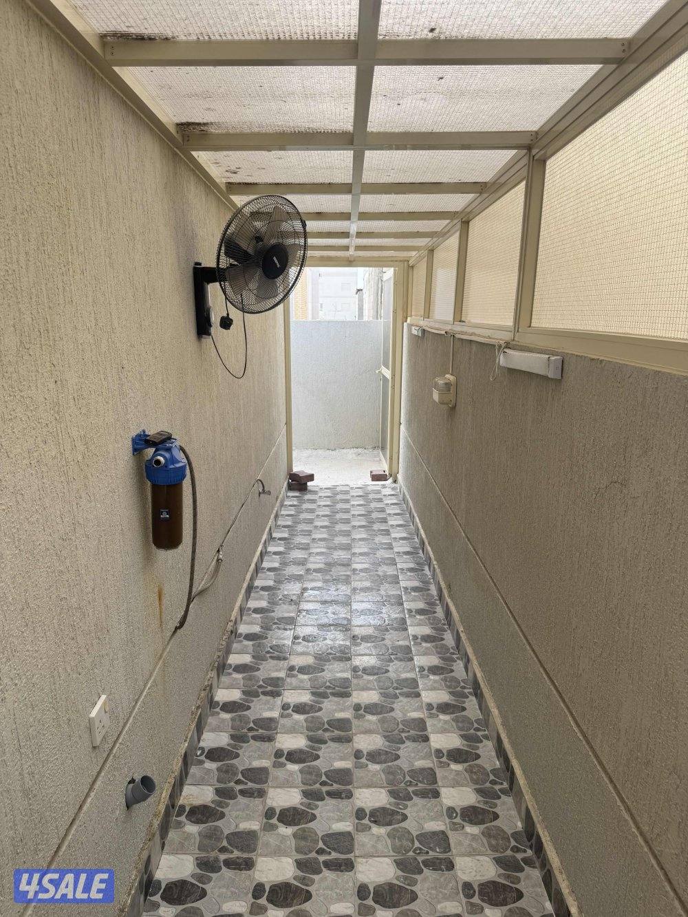 دور اول تشطيب ممتاز اصنصيل ٥ غرف ٥ حمامات مطبخ مجهز سطح خدمات خارجي12