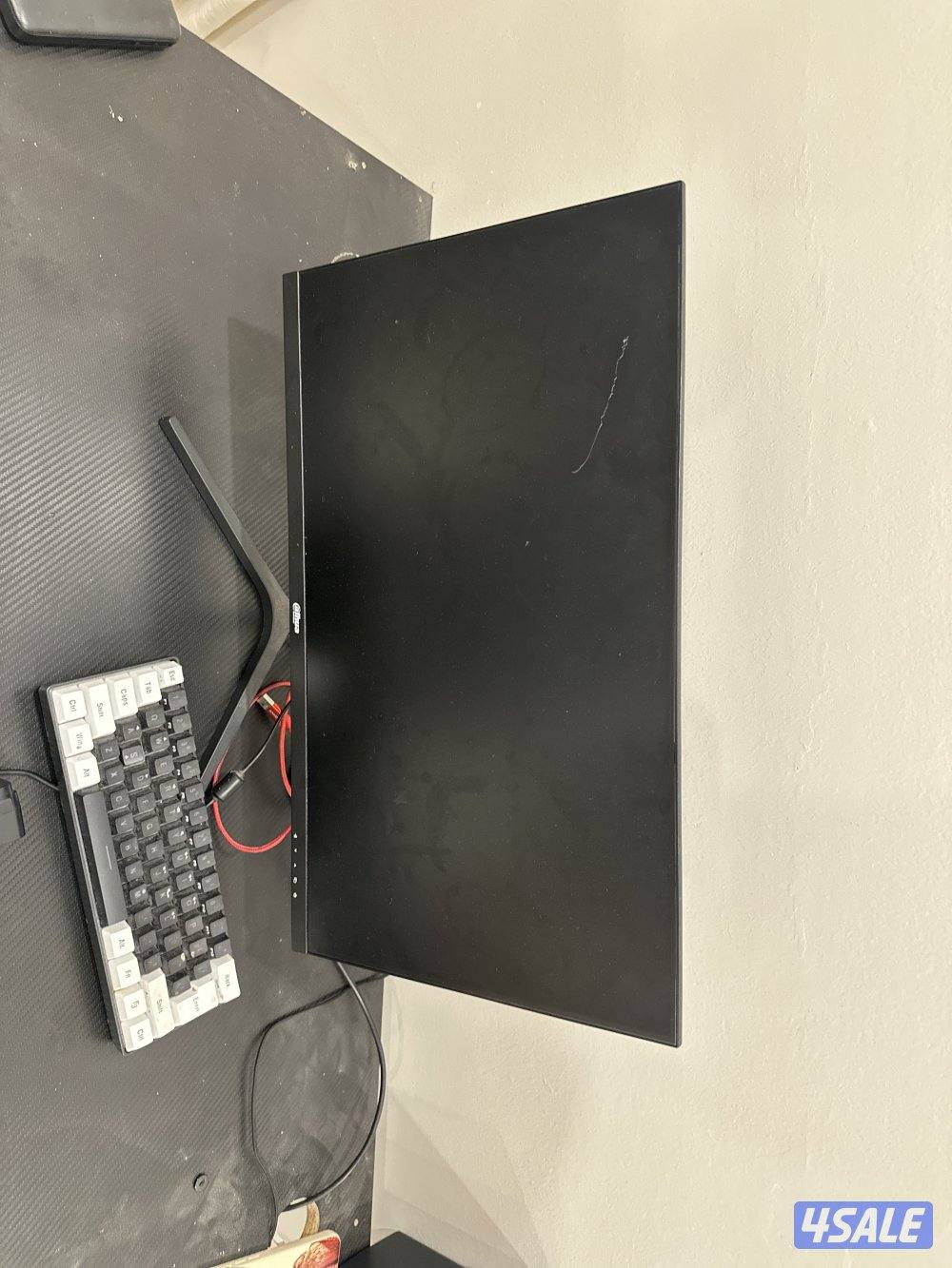 شاشة قيمنق استعمال نظيف فيها خدشه بسيطه1