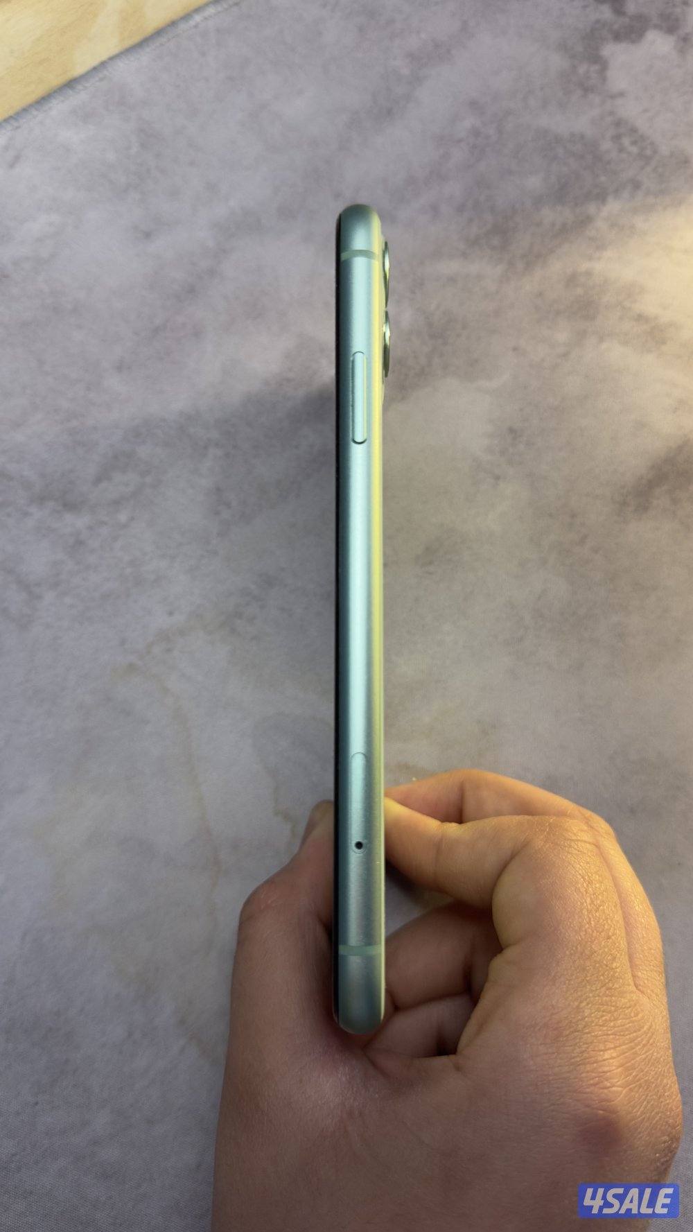 ايفون 11 لون تركوازي بحالة جيدة2