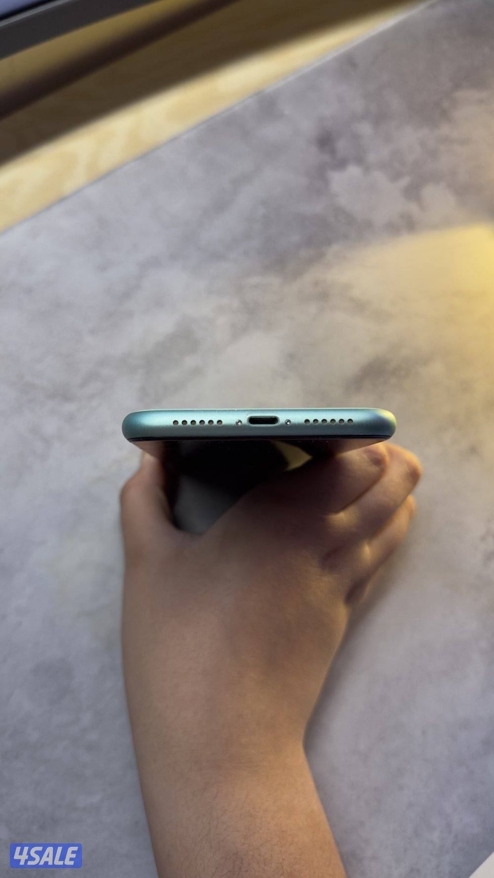 ايفون 11 لون تركوازي بحالة جيدة3