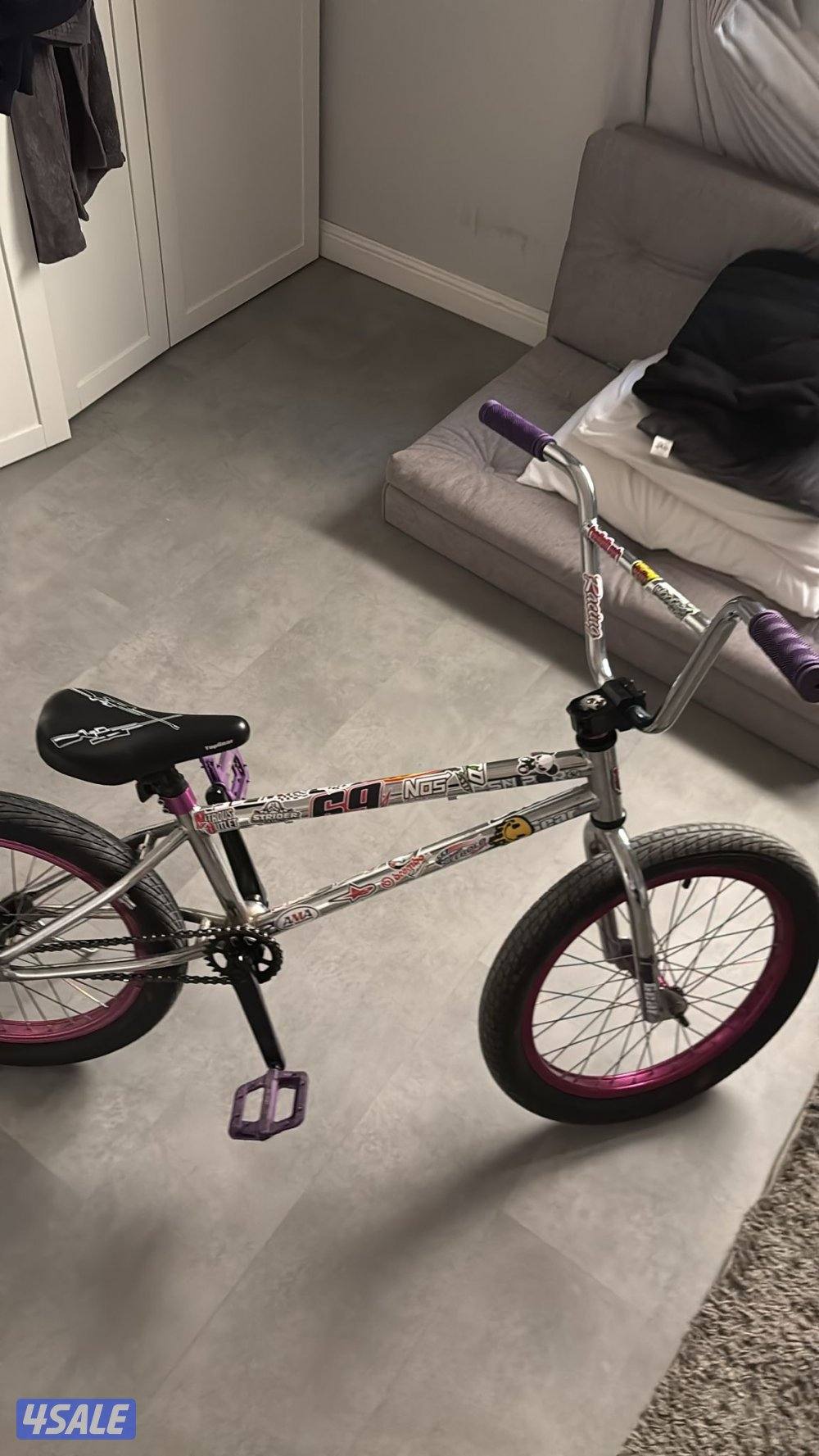 للبيع قاري سبنر عليه رنقات ورديه يديدة وعليه مسكات برو تيبر3