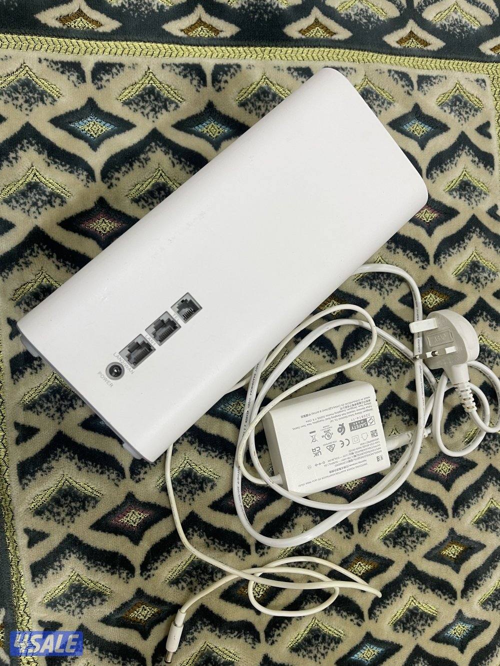 راوتر هواوي برو 3 نظيف وبحالة ممتازة مع شحنه الاصلي يشتغل علي شبكة زين5