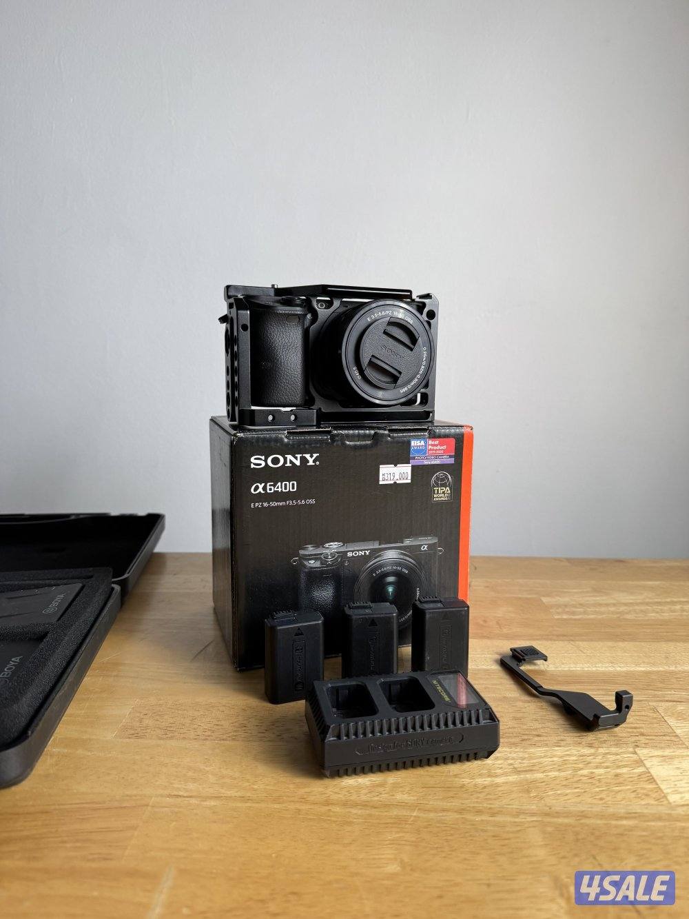 Sony A6400 like new with box and lens and cage and mice boya0