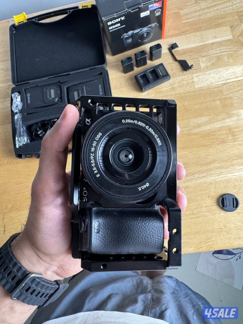 Sony A6400 like new with box and lens and cage and mice boya1