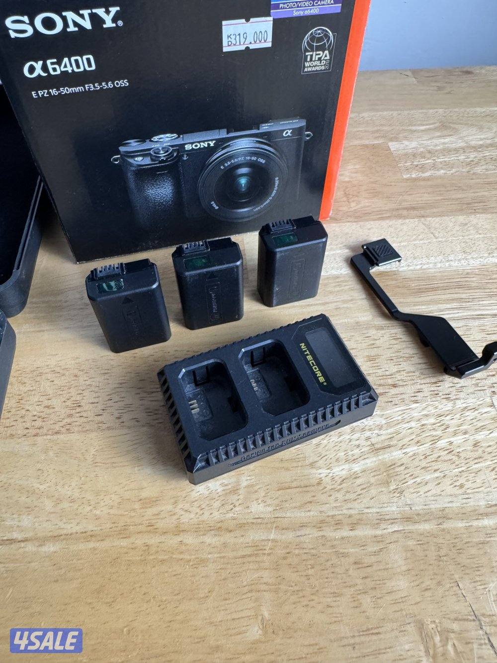 Sony A6400 like new with box and lens and cage and mice boya2