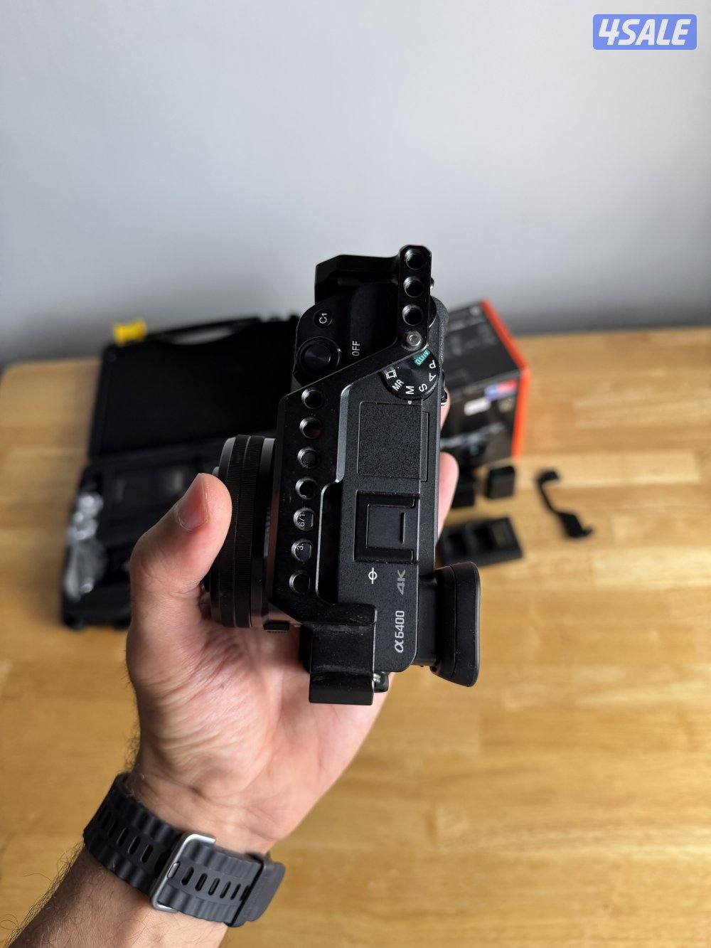 Sony A6400 like new with box and lens and cage and mice boya4