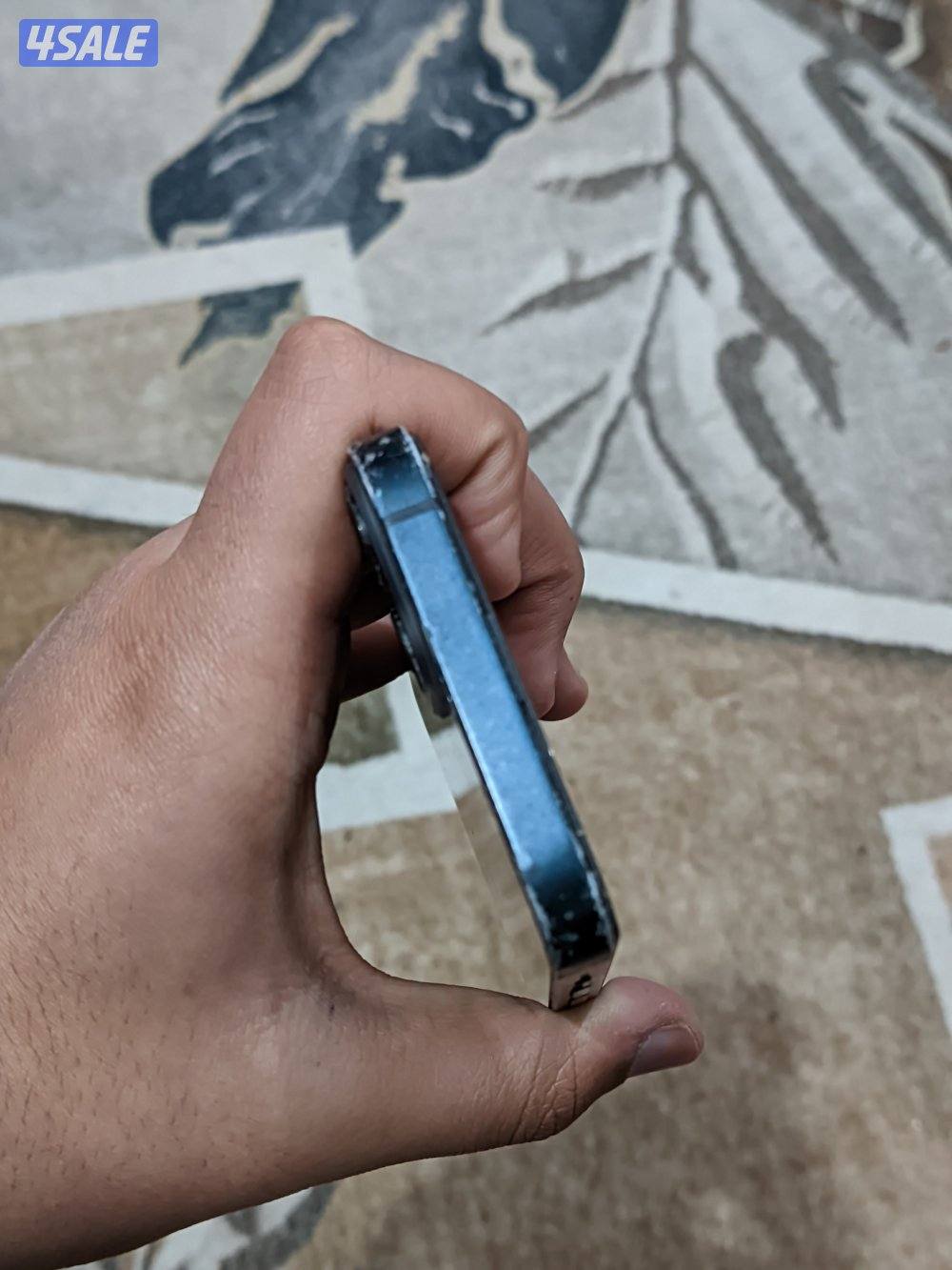 ايفون 13 عادي للبيع حالته ممتازة بطارية اصلية 86%6