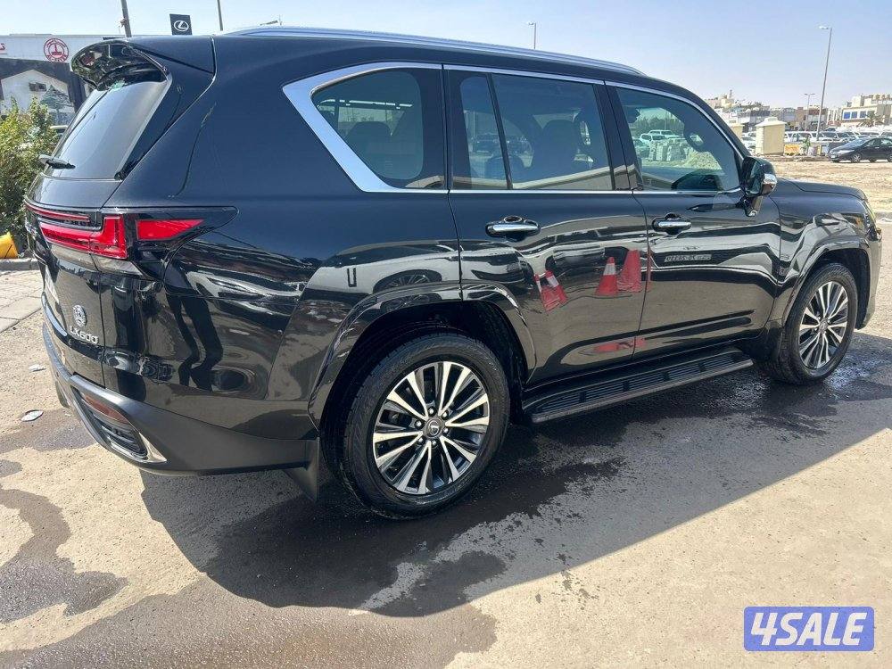 لكزس LX600 درجة ثانيه  twinturbo .V6 موديل  2022 ماشى 13.000 k.m2