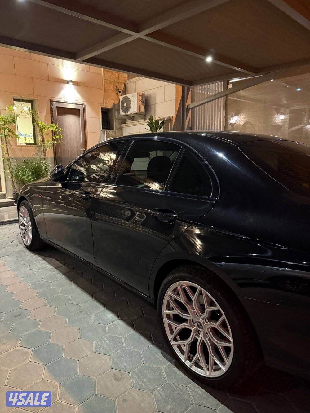 للبيع مرسيدس مخزن  E-2001