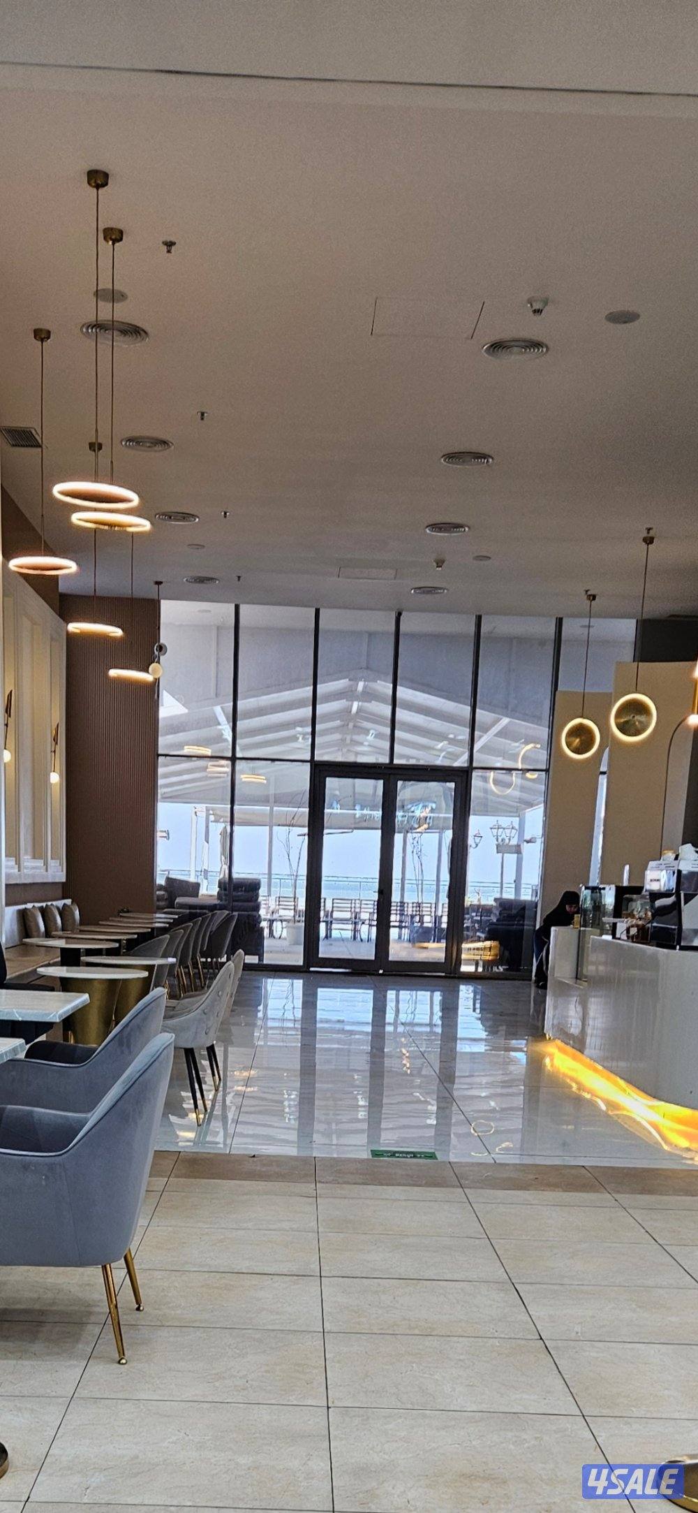 للبيع كافيه ومطعم في مجمع مشهور في منطقه الصليبخات يطل عل البحر1