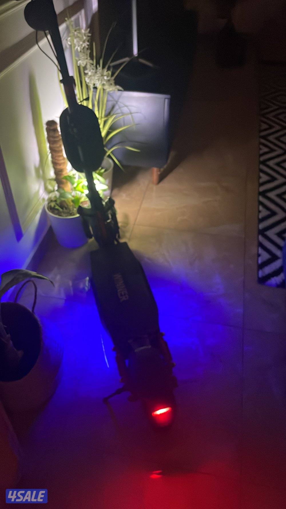 سلام عليكم للبيع سكوتر نضيف للجادين فقط3